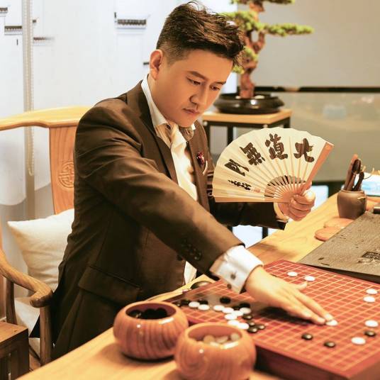 岳亮（韩国棋院客座棋手）