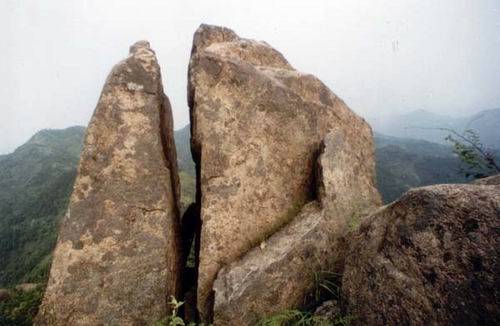 试剑石（广西桂林伏波山马援试剑石）