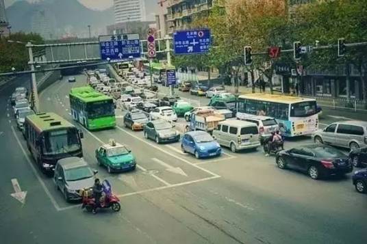 花溪大道（贵阳市境内的干道）