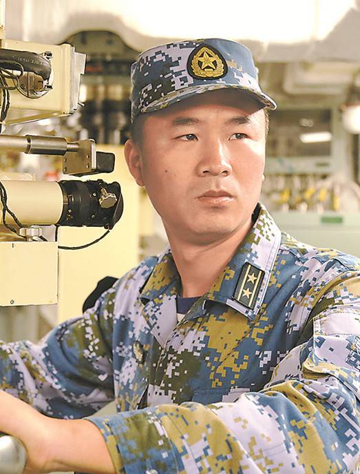 陆敏（海军东海舰队某潜艇艇长、中共二十大代表）